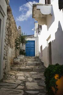 希腊风情小巷蓝门景致