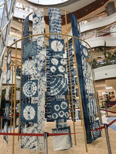 商场内的大型艺术装置展示