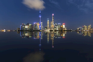 城市夜景璀璨灯光映水面