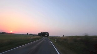 黄昏下的公路风景