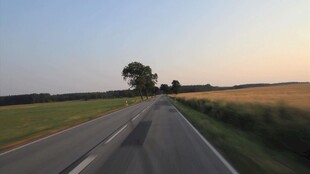 黄昏下的乡间公路