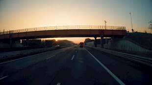 黄昏下的公路与高架桥