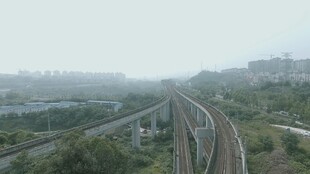 蜿蜒铁轨伸向远方