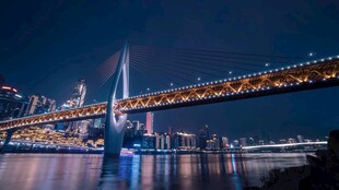 城市夜景中的璀璨桥梁