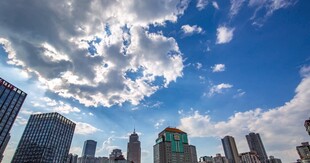 都市蓝天与林立高楼