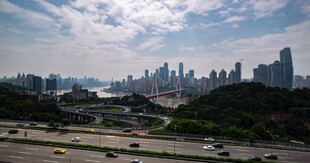 城市天际线与道路景观