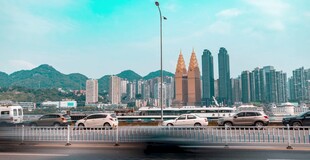 城市天际线与远处山峦