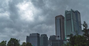乌云下的城市高楼景观