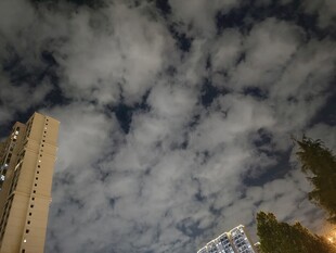 城市夜空下的云朵景观