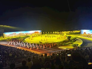 大型舞台表演现场壮观画面