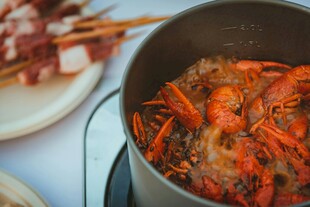 锅中美味小龙虾待品尝