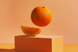 悬浮的橙子与切块