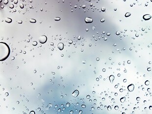 玻璃上的晶莹水滴