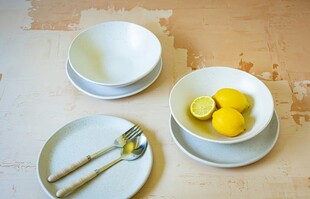 简约餐具与柠檬摆盘