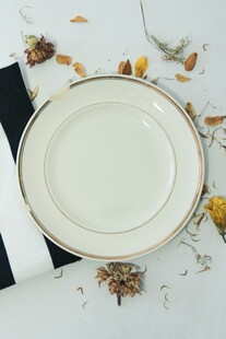 精致金边白瓷盘餐具展示