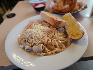 美味意面配香脆面包