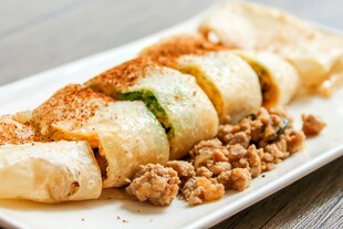 美味卷饼配香脆坚果