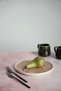 简约餐桌的梨与餐具