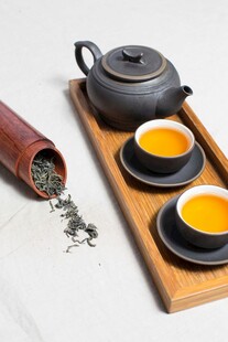 中式茶具与两杯香茗