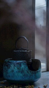 蓝绿茶具静置于窗前