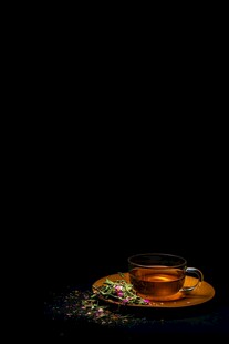 静谧茶盏旁的茶叶与光影