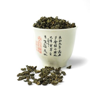 中式茶杯中的散装乌龙茶