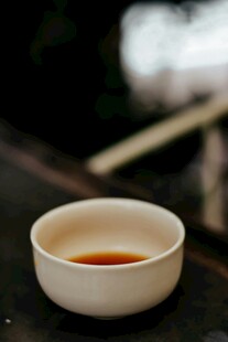 白瓷茶盏中盛着琥珀茶汤