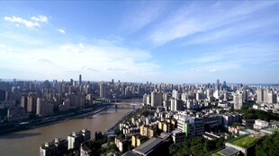 城市天际线与河流景观