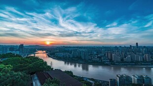 城市河畔壮丽日落景观