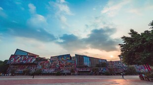 城市黄昏下的多彩建筑景观
