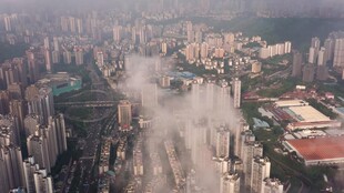 城市航拍景象烟雾弥漫