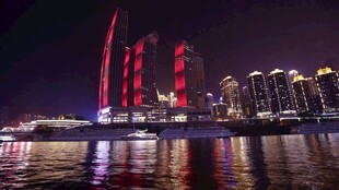 城市夜景中的璀璨摩天大楼