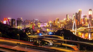 城市夜景中的繁华交通枢纽