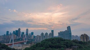 城市天际线与自然景观