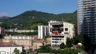 城市与远山的建筑景观