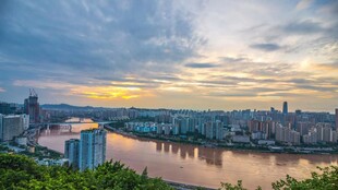 城市河畔壮丽黄昏景观