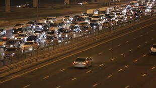 夜晚城市拥堵的高速公路