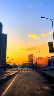 城市黄昏下的宽阔道路