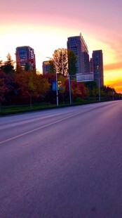 夕阳下的城市道路景观