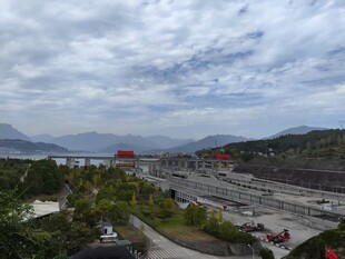 俯瞰三峡大坝船闸与远山景观