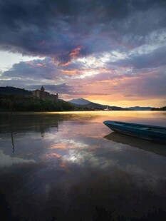 湖畔黄昏小船静美风景