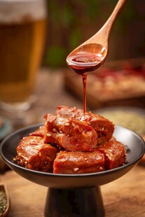 美味酱汁浇淋的诱人肉块