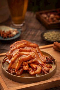 美味卤味小吃诱人上桌