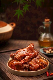 美味红烧排骨摆于盘中