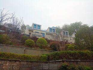 山坡上的精致住宅景观