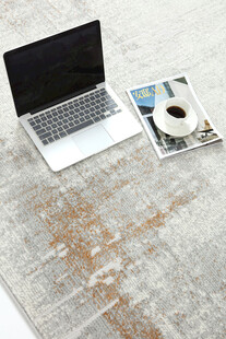 笔记本电脑与休闲物品摆放