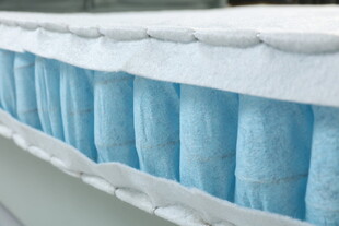 蓝色褶皱过滤材料特写