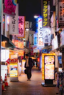 繁华都市夜间商业街景象