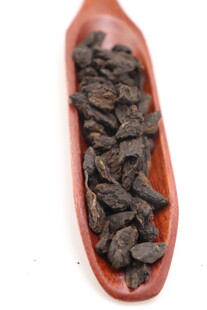 红盘中的深色块状茶叶