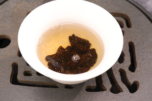 白瓷杯中的醇厚茶叶